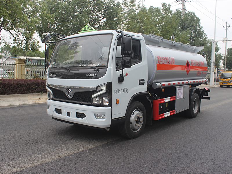 油罐車(chē)濕滑路面開(kāi)車(chē)安全要?jiǎng)t之一慢下來(lái)